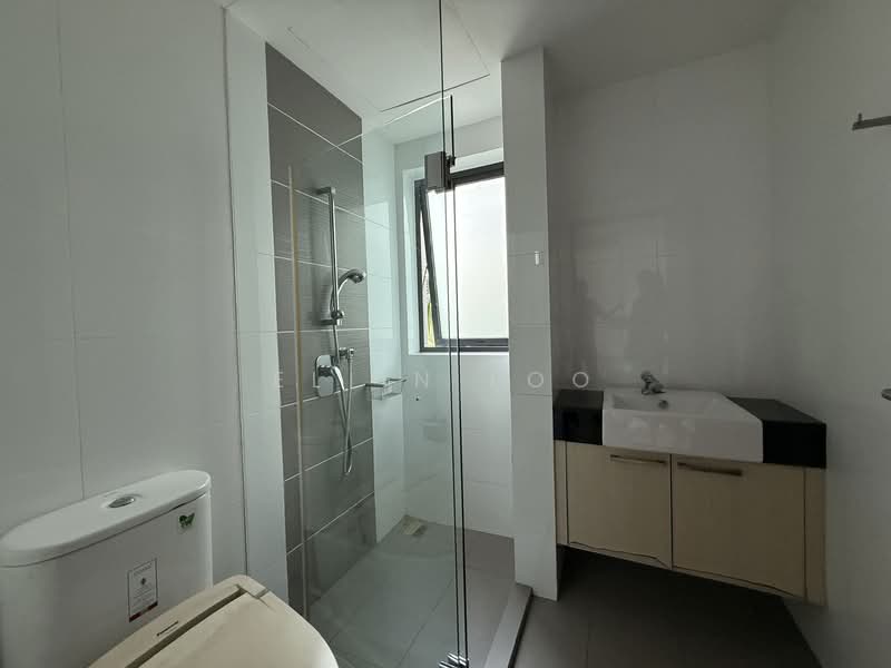 Pangsapuri untuk Dijual di Molek Pine 4 - Eliin Loo - Bathroom - PropertyGuru.com.my
