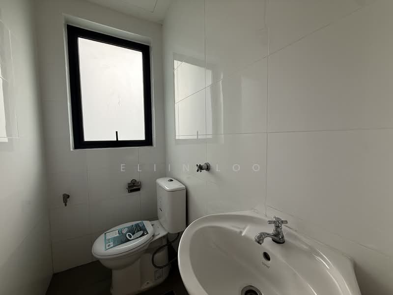 Pangsapuri untuk Dijual di Molek Pine 4 - Eliin Loo - Bathroom - PropertyGuru.com.my