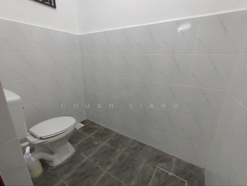 Rumah Teres 1 Tingkat untuk Dijual di Taman Bukit Kempas (Tampoi) - Chuan Liang - Bathroom - PropertyGuru.com.my