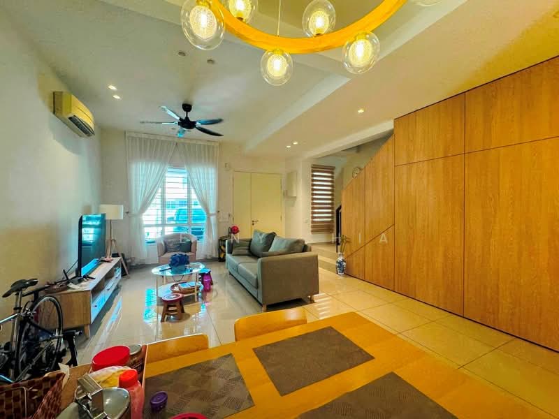 Rumah Teres 2 Tingkat untuk Dijual di Bandar Rimbayu (Telok Panglima Garang) - Penny Chia - Living Room - PropertyGuru.com.my