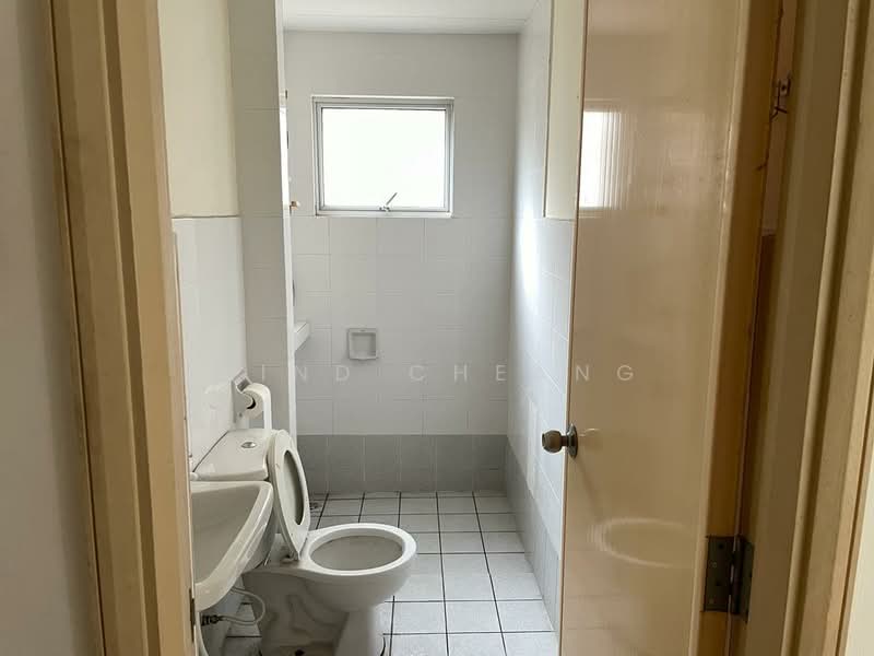 Kondominium untuk Dijual di Perdana View - Wind Cheang - Bathroom - PropertyGuru.com.my