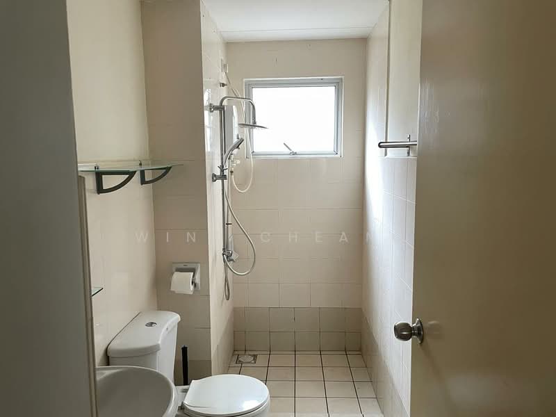 Kondominium untuk Dijual di Perdana View - Wind Cheang - Bathroom - PropertyGuru.com.my