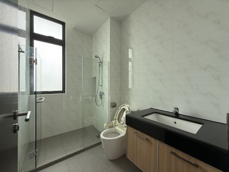 Pangsapuri untuk Dijual di Molek Pine 4 - Eliin Loo - Bathroom - PropertyGuru.com.my