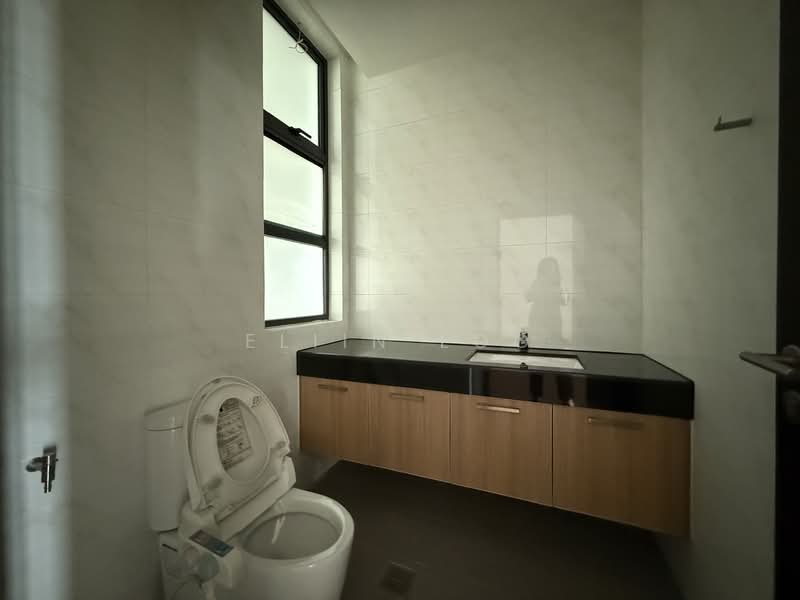 Pangsapuri untuk Dijual di Molek Pine 4 - Eliin Loo - Bathroom - PropertyGuru.com.my