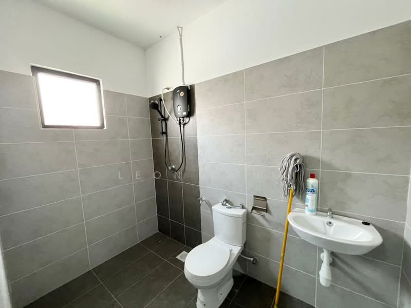 Semi-Detached House for Sale in Taman Scientex Rawang (Rawang) - Leon Wong - Bathroom - PropertyGuru.com.my