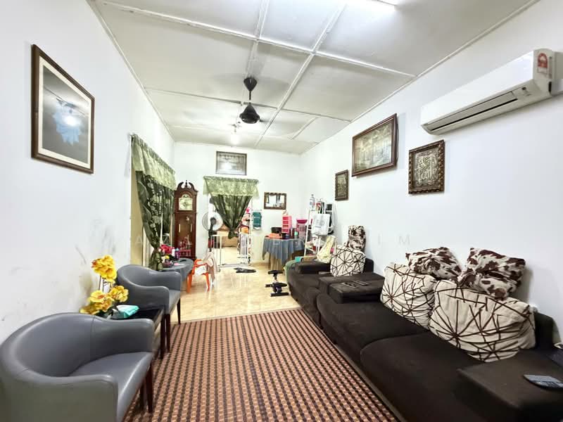 Rumah Teres 1 Tingkat untuk Dijual di Seksyen 17 (Shah Alam) - Azli Ibrahim - Living Room - PropertyGuru.com.my