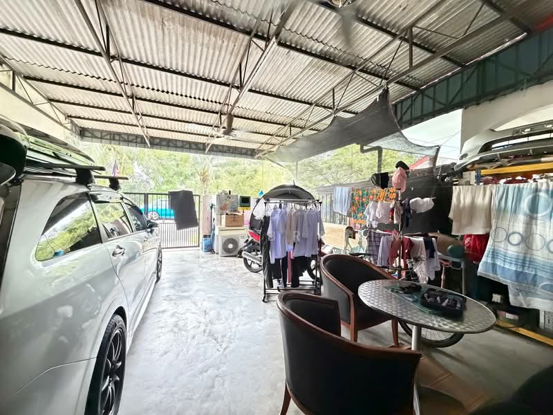 Rumah Teres 1 Tingkat untuk Dijual di Seksyen 17 (Shah Alam) - Azli Ibrahim - Car Park - PropertyGuru.com.my