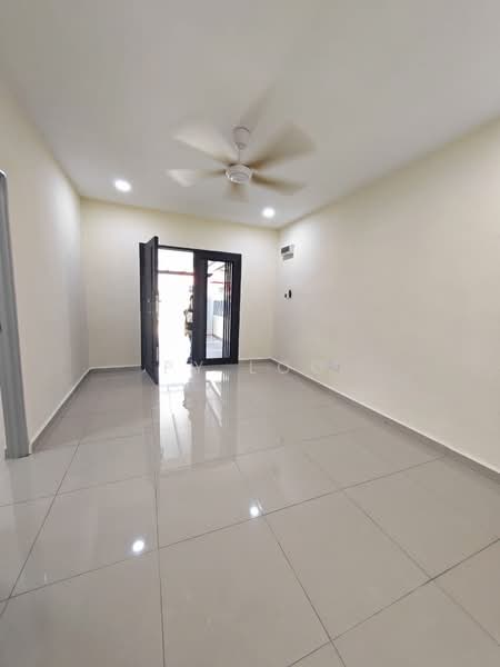 Rumah Teres 1 Tingkat untuk Dijual di Taman Bukit Kempas (Tampoi) - PY Loo - Living Room - PropertyGuru.com.my