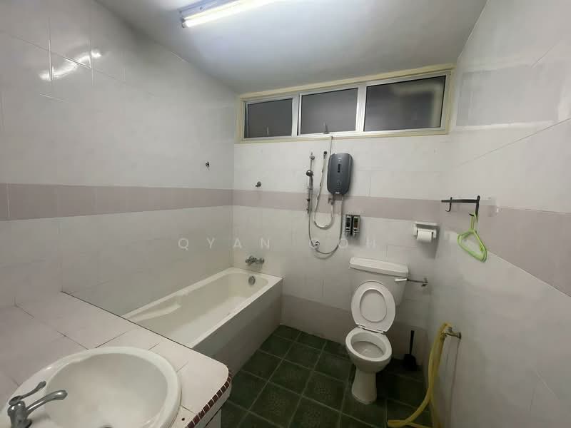 Rumah Teres untuk Disewa di Island Glades (Jelutong) - Qyan Goh - Bathroom - PropertyGuru.com.my