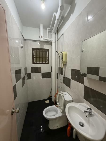 Pangsapuri untuk Dijual di Sri Kenari Apartment - Annie Tee - Bathroom - PropertyGuru.com.my