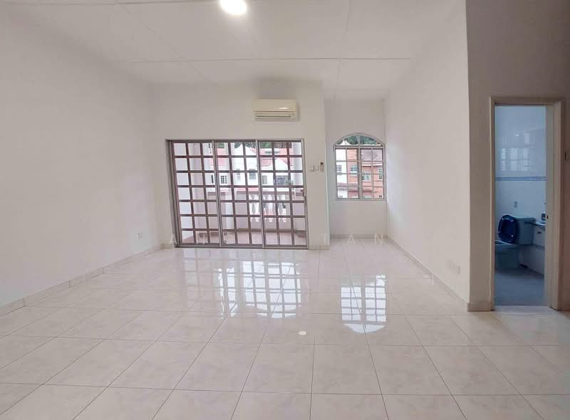 2.5-storey Terraced House for Sale in BANDAR PUCHONG JAYA (Puchong) - Angel Tan - Living Room - PropertyGuru.com.my