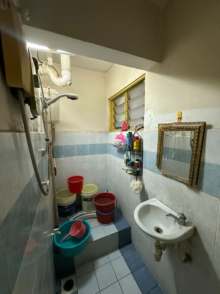 Rumah Flat untuk Dijual di PPR Kerinchi Lembah Pantai - Faisal Abu Omar - Bathroom - PropertyGuru.com.my