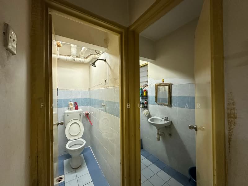 Rumah Flat untuk Dijual di PPR Kerinchi Lembah Pantai - Faisal Abu Omar - Bathroom - PropertyGuru.com.my