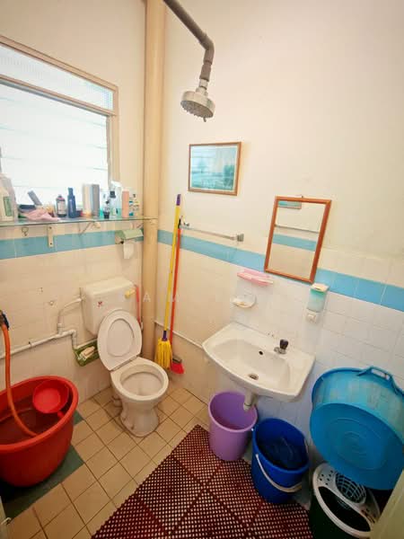 Rumah Teres 2 Tingkat untuk Dijual di Taman Song Choon (Ipoh) - Sam Lam - Bathroom - PropertyGuru.com.my