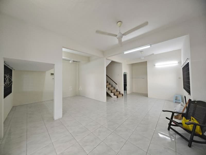 Rumah Berkembar untuk Dijual di Taman Badri Shah (Lahat) - Sam Lam - Living Room - PropertyGuru.com.my
