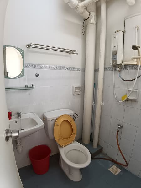 Pangsapuri untuk Disewa di Semarak Apartment - Angel Tan - Bathroom - PropertyGuru.com.my