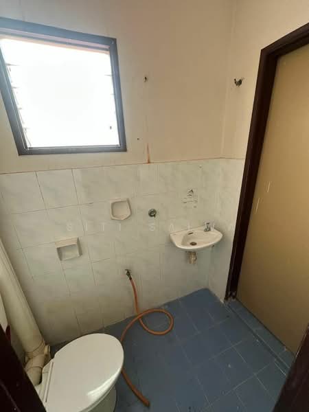 2-storey Terraced House for Sale in Bukit Beruntung (Serendah) - Siti Salwa - Bathroom - PropertyGuru.com.my