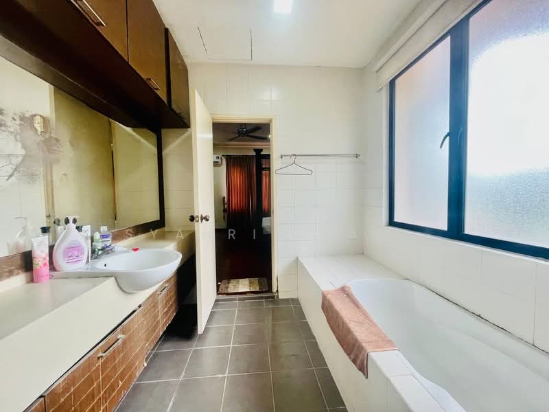 Semi-Detached House for Rent in Glenmarie Cove (Klang) - Syahrim Naim - Bathroom - PropertyGuru.com.my