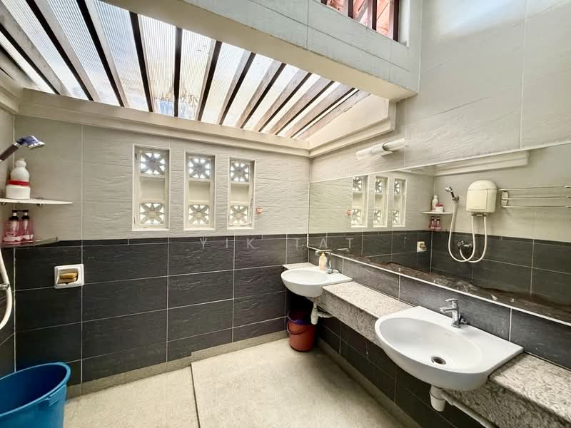 Semi-Detached House for Sale in Taman Sutera Utama (Skudai) - Yik Tat - Bathroom - PropertyGuru.com.my