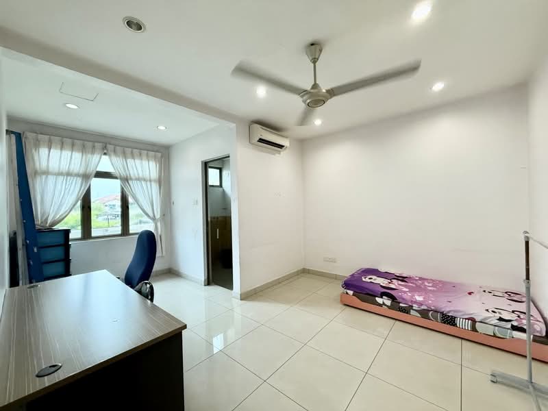 Semi-Detached House for Sale in Taman Sutera Utama (Skudai) - Yik Tat - Bedroom - PropertyGuru.com.my
