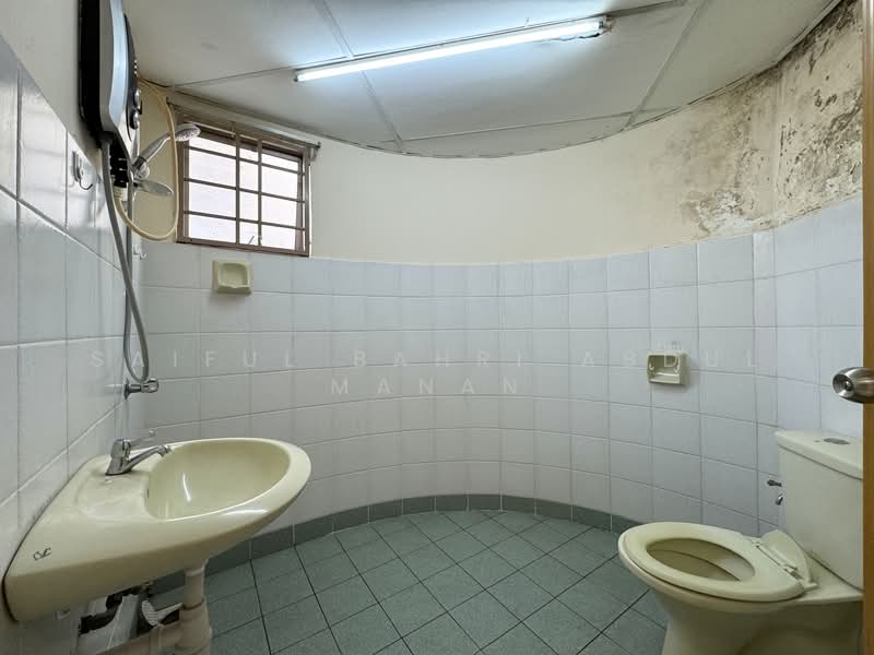 Apartment for Sale at Melur Apartment - Saiful Bahri Abdul Manan - Bathroom - PropertyGuru.com.my
