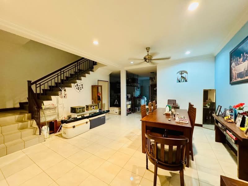 Rumah Teres untuk Dijual di Bukit Jelutong (Shah Alam) - Nahathir Shahabudin - Living Room - PropertyGuru.com.my