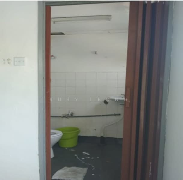 Kilang untuk Disewa di Taman Perindustrian Kip (Kepong) - Ruby Leong - Bathroom - PropertyGuru.com.my