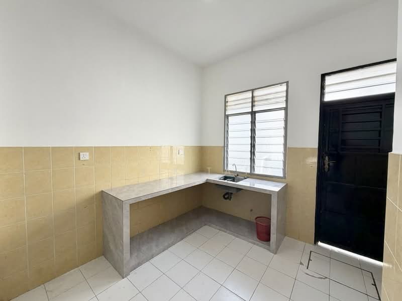 Rumah Teres 2 Tingkat untuk Dijual di Taman Mount Austin (Tebrau) - Yik Tat - Kitchen - PropertyGuru.com.my