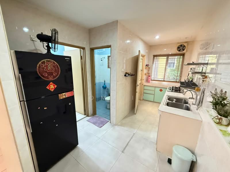 3-storey Terraced House for Sale in Subang Bestari (Shah Alam) - Tom Yip - Kitchen - PropertyGuru.com.my