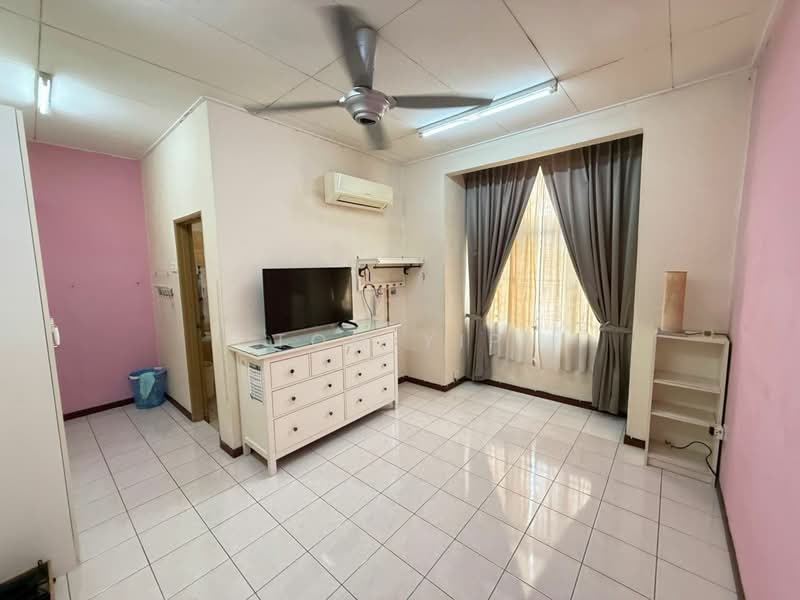 3-storey Terraced House for Sale in Subang Bestari (Shah Alam) - Tom Yip - Living Room - PropertyGuru.com.my