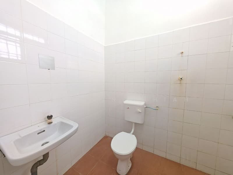Rumah Teres 2 Tingkat untuk Dijual di Taman Tiara (Tangkak) - Catherine Chiah - Bathroom - PropertyGuru.com.my