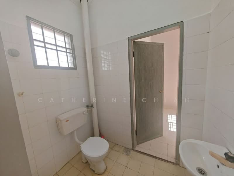 Rumah Teres 2 Tingkat untuk Dijual di Taman Tiara (Tangkak) - Catherine Chiah - Bathroom - PropertyGuru.com.my