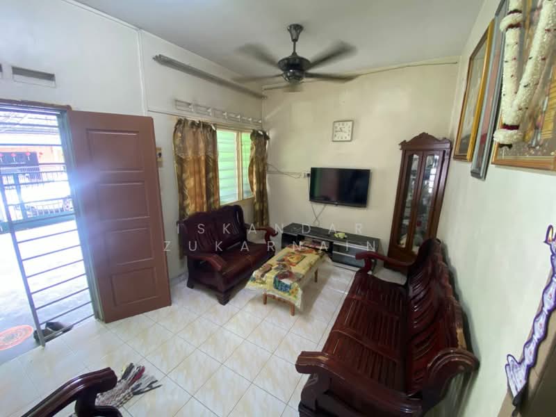 2-storey Terraced House for Sale in Taman Titiwangsa (Kluang) - Iskandar Zukarnain - Living Room - PropertyGuru.com.my
