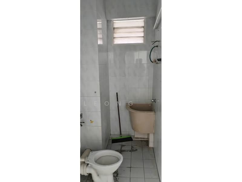 Pangsapuri untuk Disewa di Desa Bukit Dumbar - Leong . - Bathroom - PropertyGuru.com.my