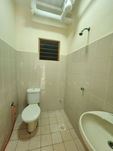 Kondominium untuk Dijual di Bayu Tasik 1 - Nurra Eikin - Bathroom - PropertyGuru.com.my