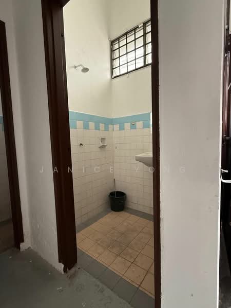 Shop for Rent in Taman Molek (Johor Bahru) - Janice Yong - Bathroom - PropertyGuru.com.my