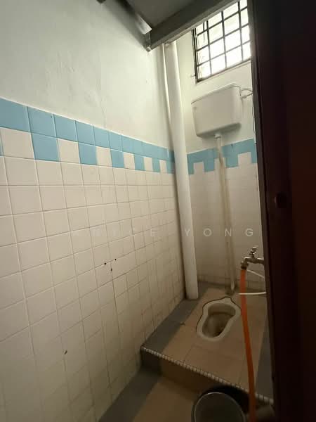 Shop for Rent in Taman Molek (Johor Bahru) - Janice Yong - Bathroom - PropertyGuru.com.my