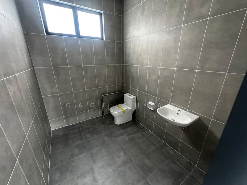 Kilang Berkembar untuk Disewa di Eco Business Park 1 (Johor Bahru) - Cace Cheah - Bathroom - PropertyGuru.com.my