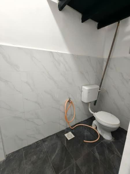 Rumah Flat untuk Dijual di Taman Pulai Utama - Win Lim - Bathroom - PropertyGuru.com.my