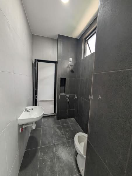 Rumah Teres 2 Tingkat untuk Disewa di Taman Mount Austin (Tebrau) - Jessica Ma - Bathroom - PropertyGuru.com.my
