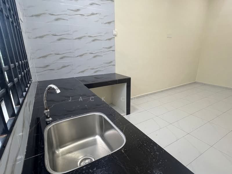 Rumah Teres 1 Tingkat untuk Disewa di Kampung Baru Saleng (Kulai) - Jack Chai - Kitchen - PropertyGuru.com.my