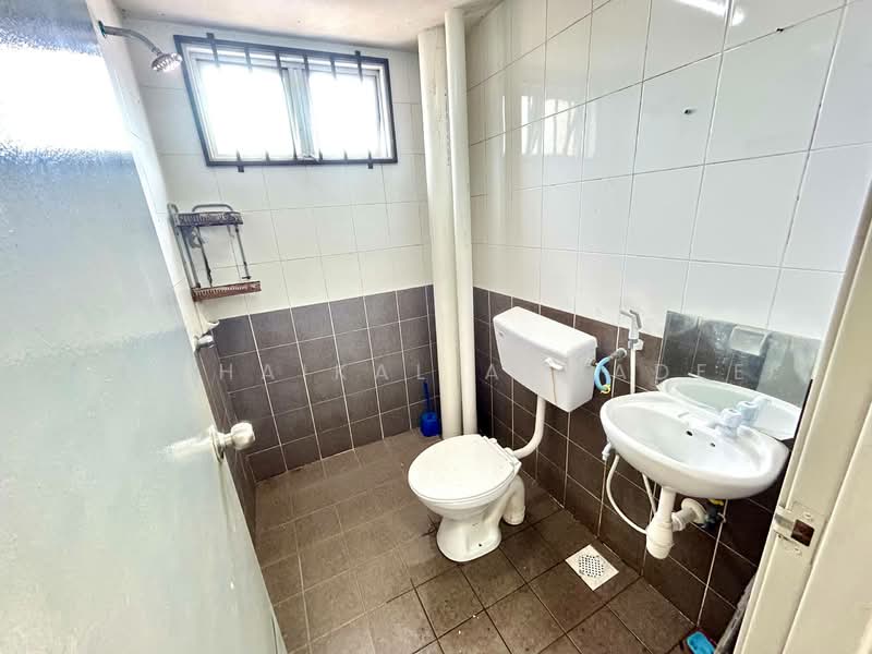 Kondominium untuk Dijual di Pangsapuri Saujana Gombak - Zulhaikal Asmadee - Bathroom - PropertyGuru.com.my
