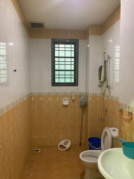 Rumah Teres 2 Tingkat untuk Disewa di Permas Jaya (Johor) - Kennly Chia - Bathroom - PropertyGuru.com.my