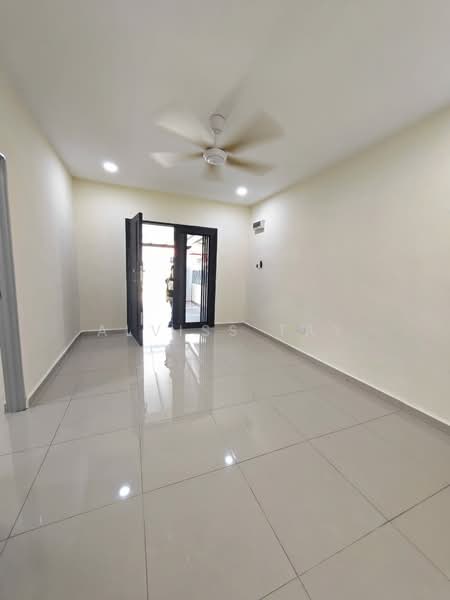 Rumah Teres 1 Tingkat untuk Dijual di Taman Bukit Kempas (Tampoi) - Alviss Tay - Living Room - PropertyGuru.com.my