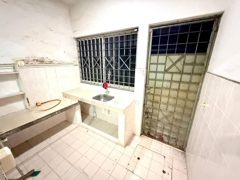 Rumah Teres 1.5 Tingkat untuk Dijual di Taman Gaya (Ulu Tiram) - Ethan Gan - Kitchen - PropertyGuru.com.my