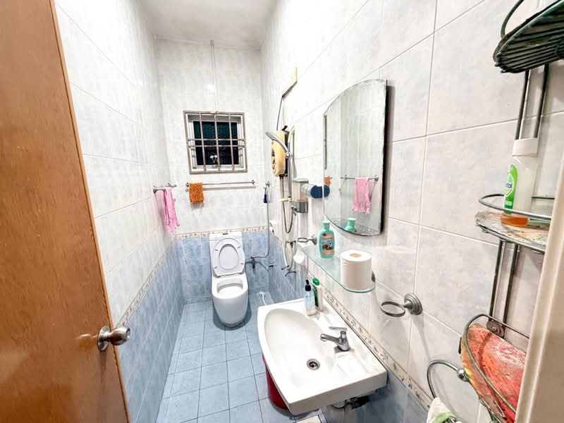 Rumah Teres 1.5 Tingkat untuk Dijual di Taman Gaya (Ulu Tiram) - Ethan Gan - Bathroom - PropertyGuru.com.my