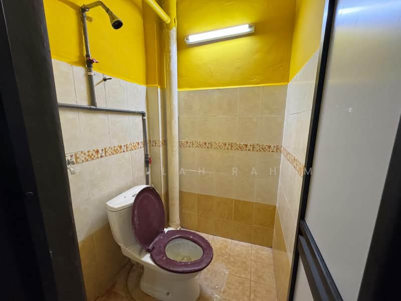 Rumah Flat untuk Dijual di Desa Baiduri - Fazillah Rahim - Bathroom - PropertyGuru.com.my