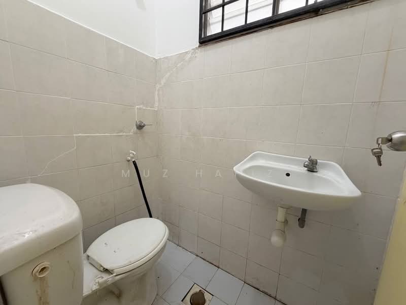 Rumah Teres 1 Tingkat untuk Dijual di Banting (Selangor) - Muz Hafiz - Bathroom - PropertyGuru.com.my