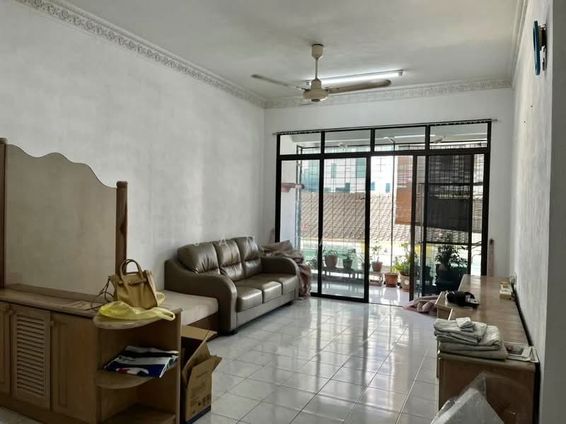 Pangsapuri untuk Dijual di Desa Pulau Tikus - Jan Tan - Living Room - PropertyGuru.com.my