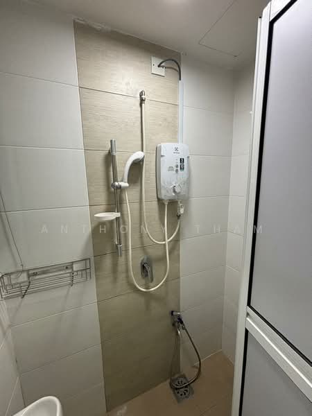 Servis Apartment untuk Disewa di SkyVille 8 @ Benteng 8 - Anthony Tham - Bathroom - PropertyGuru.com.my